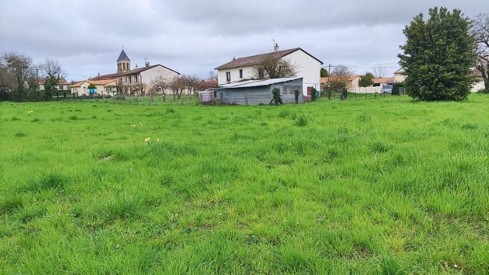 Terrain constructible de 1880m2 à Champagné-Saint-Hilaire