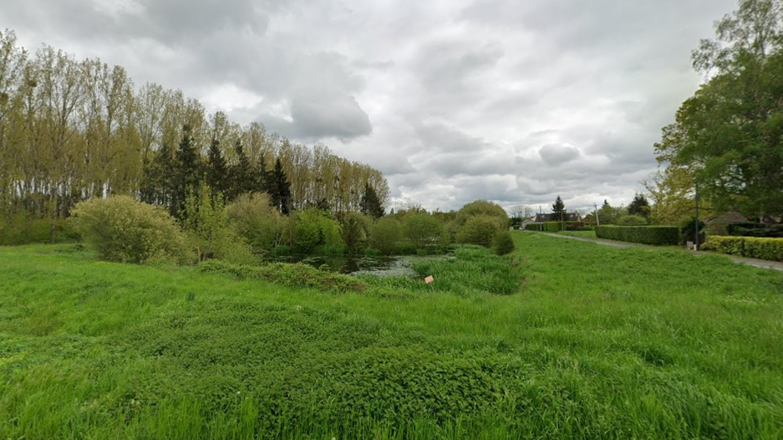 Terrain constructible de 1055m2 à Germigny-des-Prés