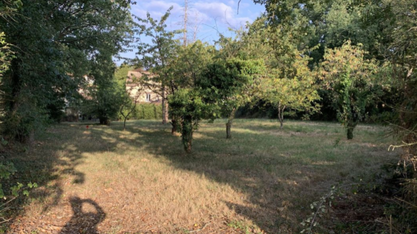 Terrain constructible de 638m2 à Iteuil