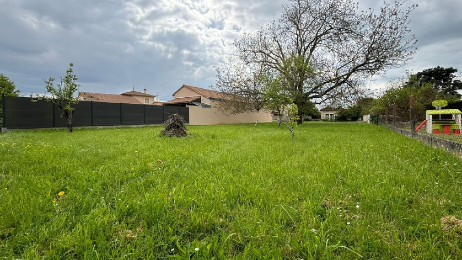 Terrain constructible de 548m2 à La Villedieu-du-Clain