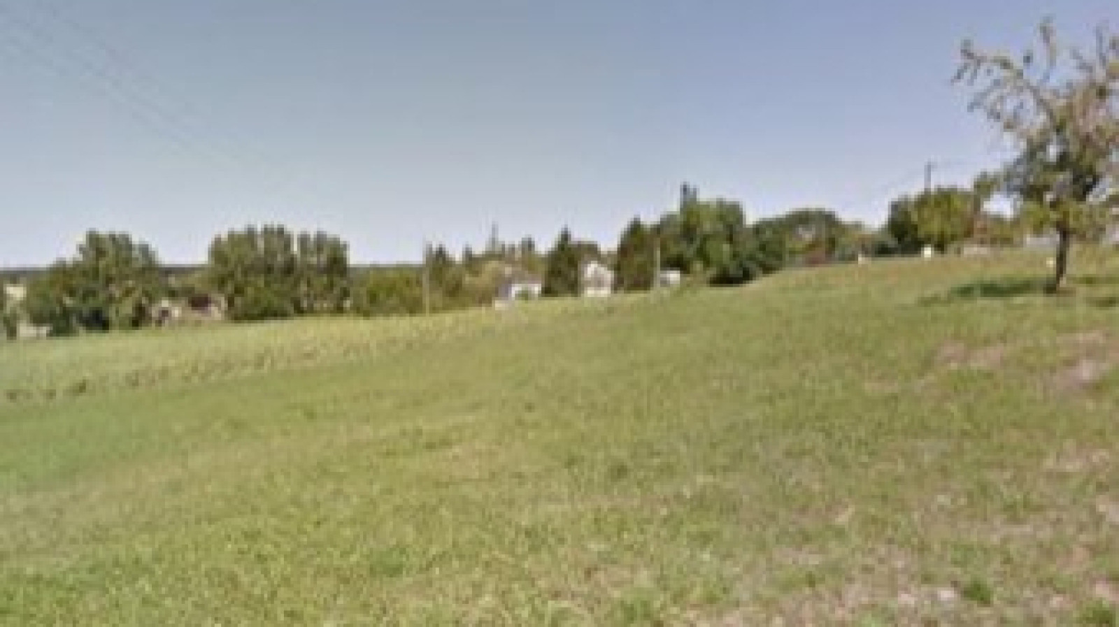 Terrain constructible de 1295m2 à Monthoiron