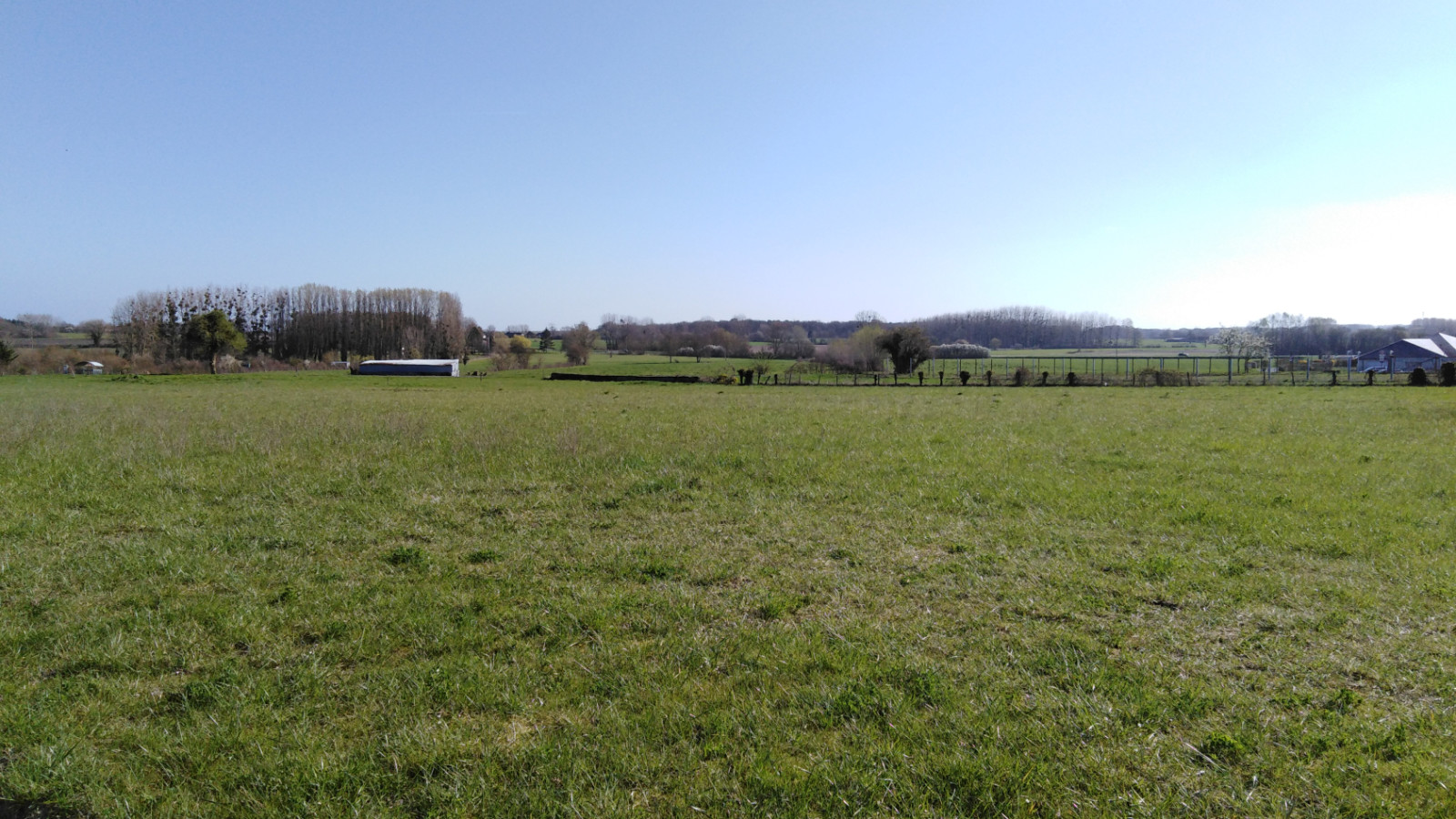 Terrain constructible de 900m2 à Louresse-Rochemenier