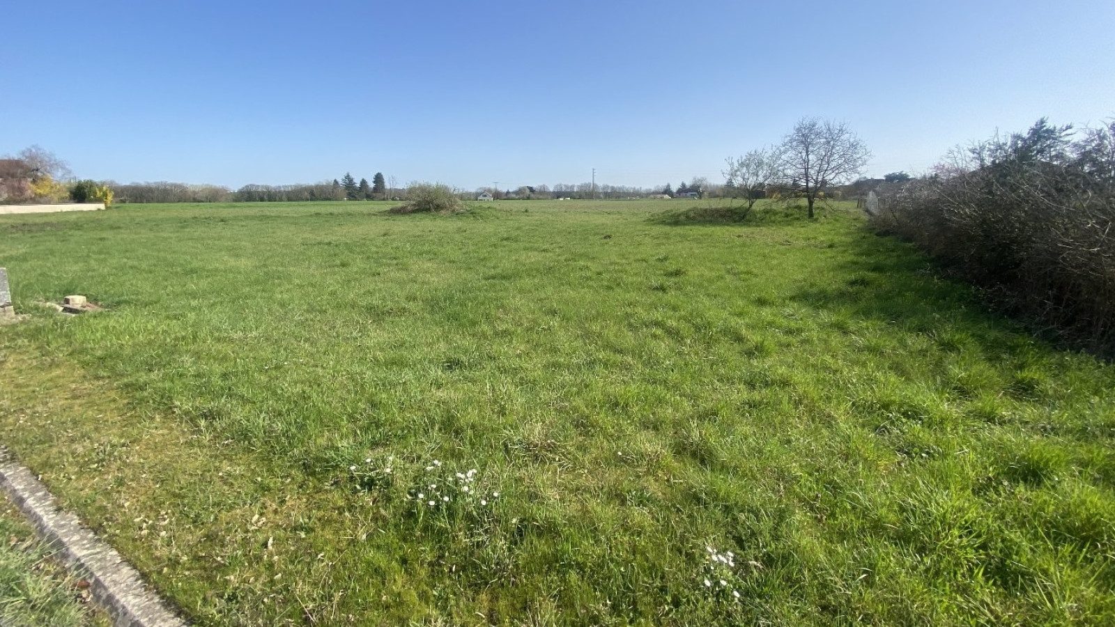 Terrain constructible de 830m2 à Les Ormes