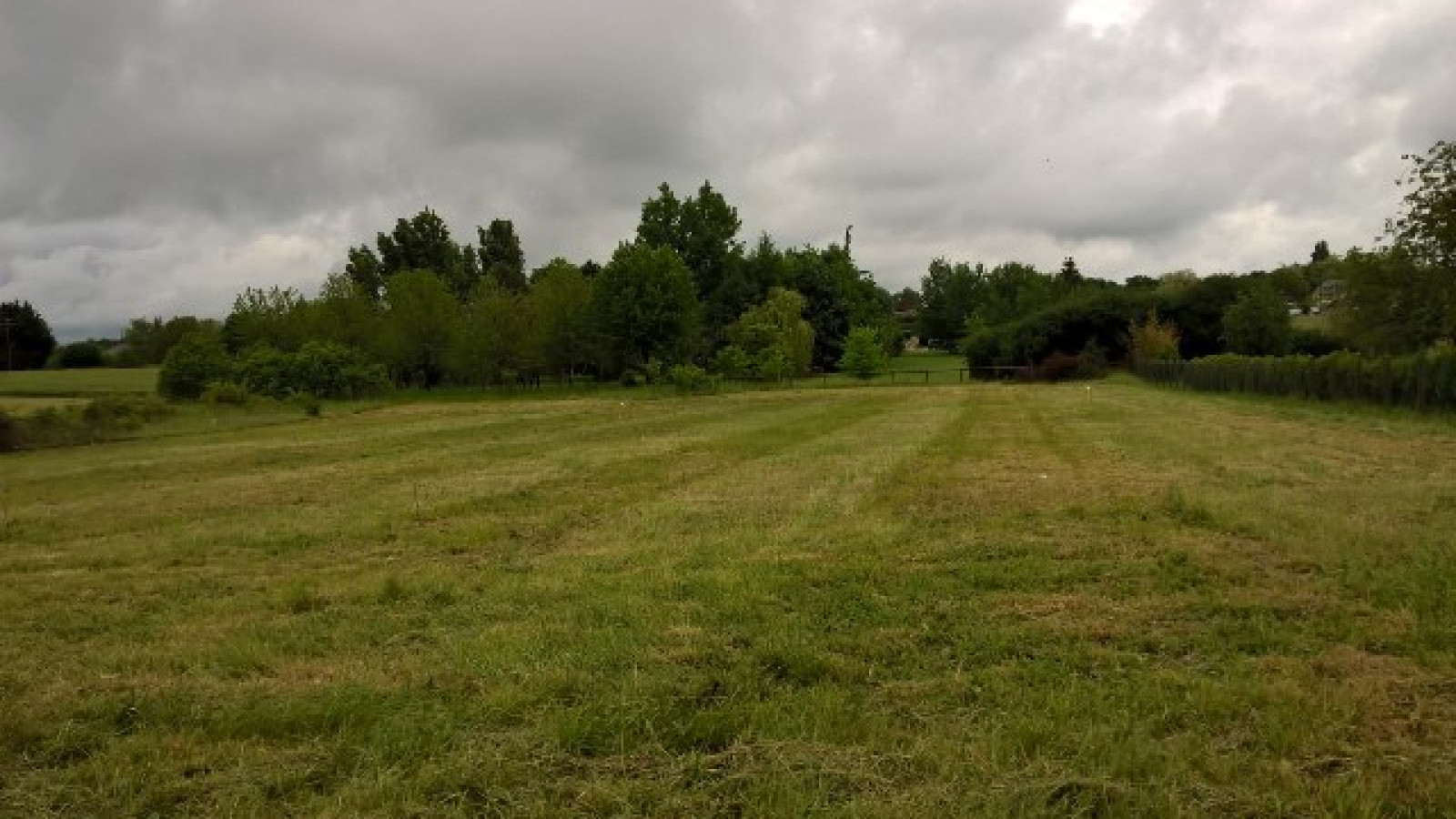 Terrain constructible de 1488m2 à La Cour-Marigny