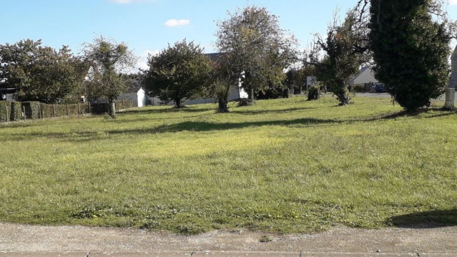 Terrain constructible de 998m2 à La Chapelle-Vendômoise