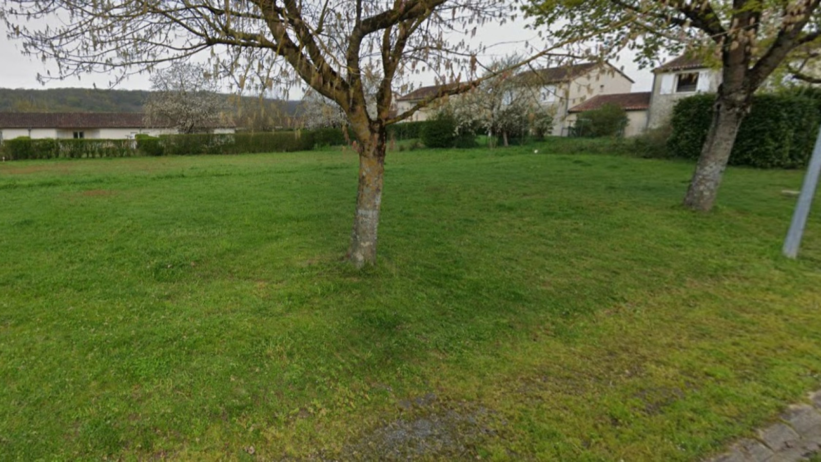 Terrain constructible de 870m2 à Saint-Genest-d'Ambière