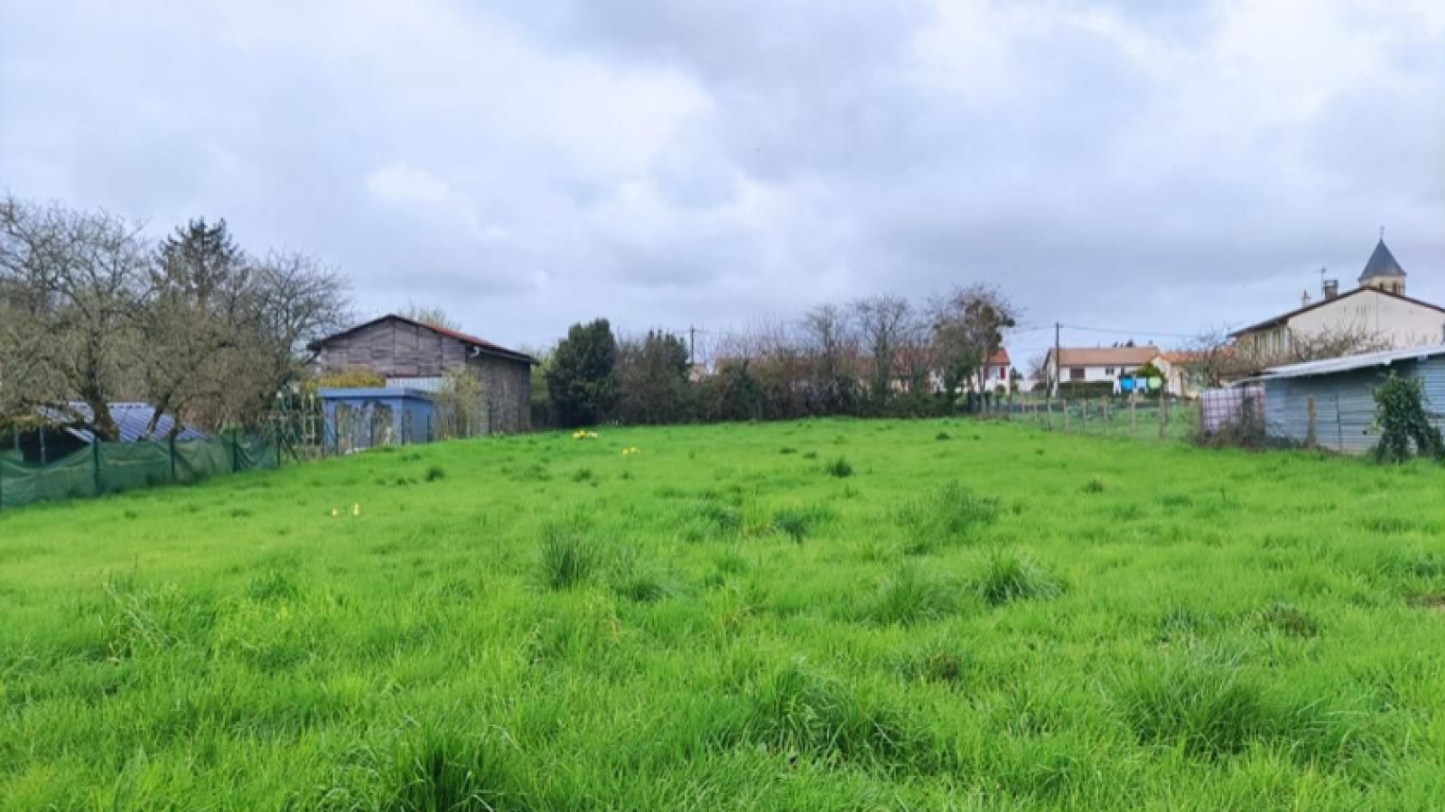 Terrain constructible de 1885m2 à Champagné-Saint-Hilaire