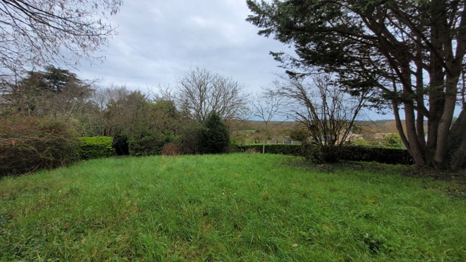 Terrain constructible de 1527m2 à Iteuil