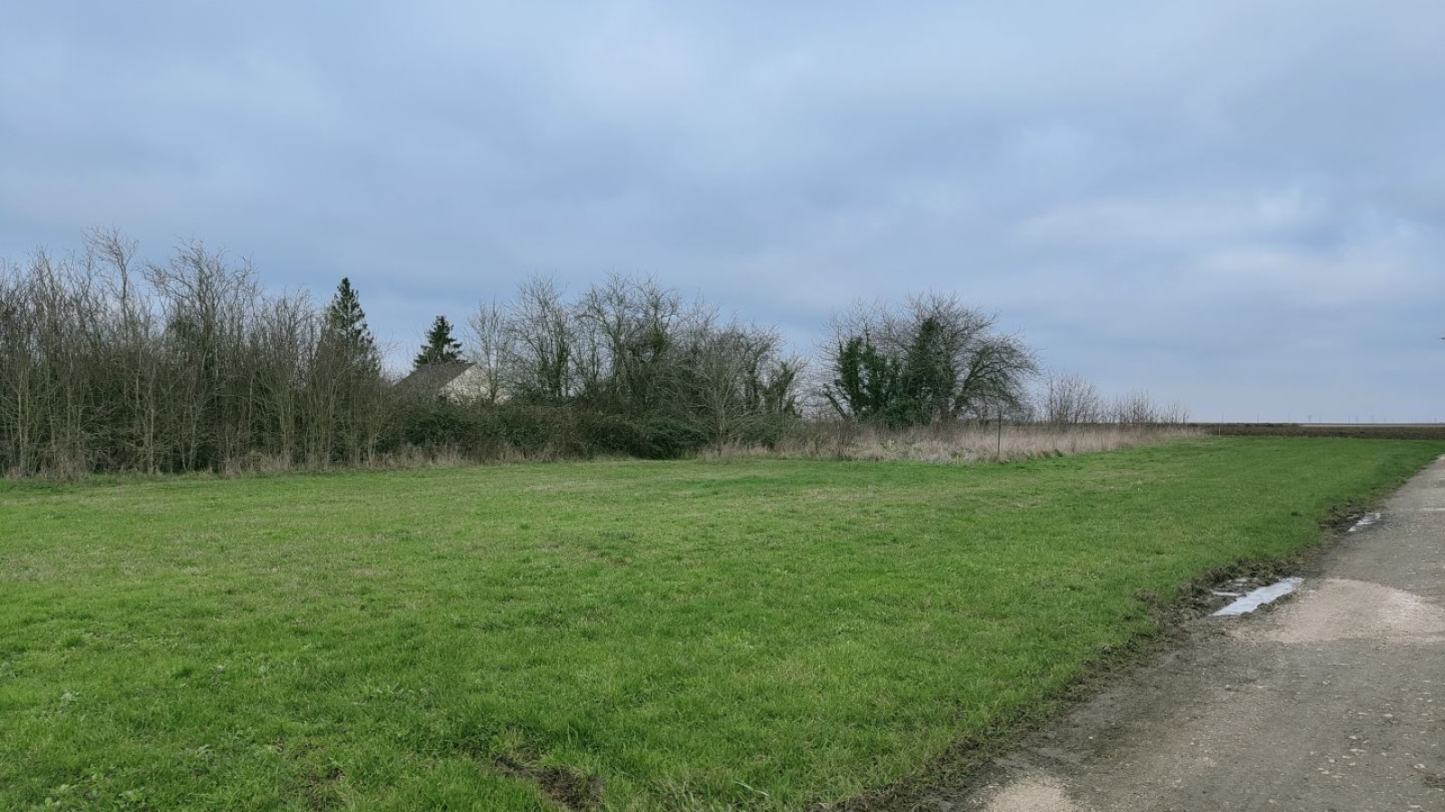 Terrain constructible de 400m2 à Saint-Péravy-la-Colombe