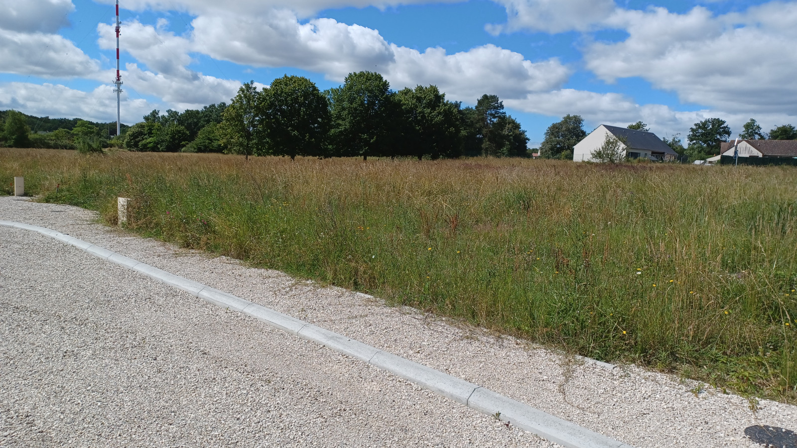 Terrain constructible de 400m2 à Saint-Péravy-la-Colombe