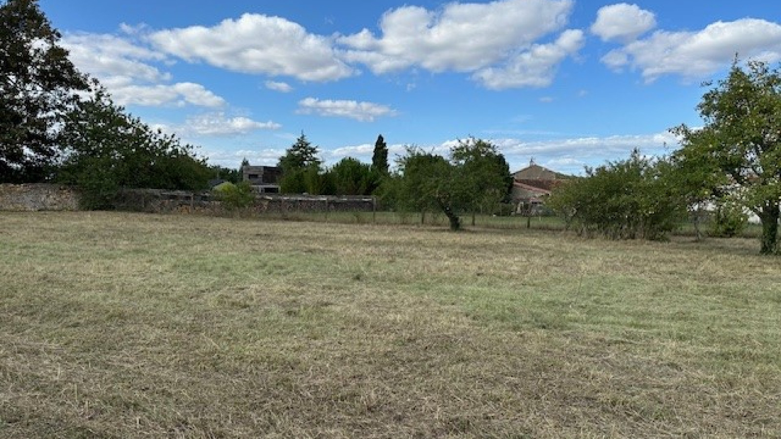 Terrain constructible de 444m2 à Valence-en-Poitou