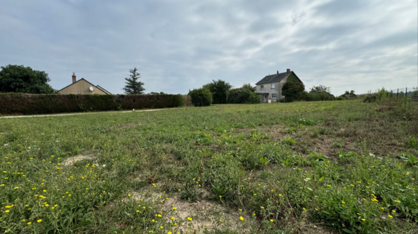 Terrain constructible de 1970m2 à Jarzé Villages