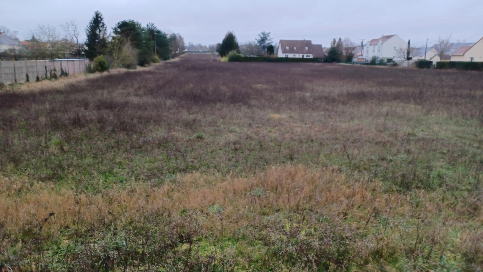 Terrain constructible de 935m2 à Cravant