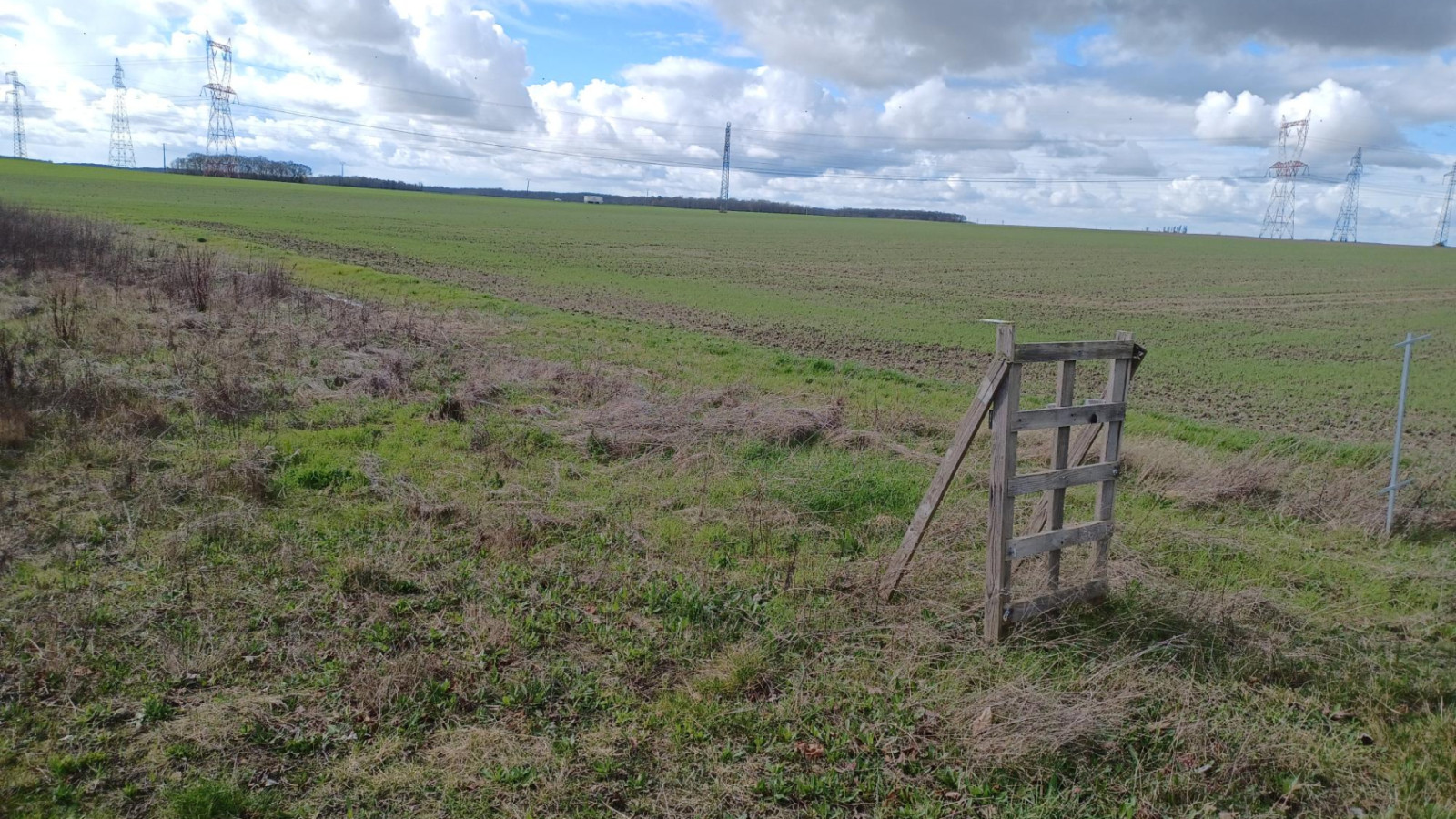 Terrain constructible de 668m2 à Sougy