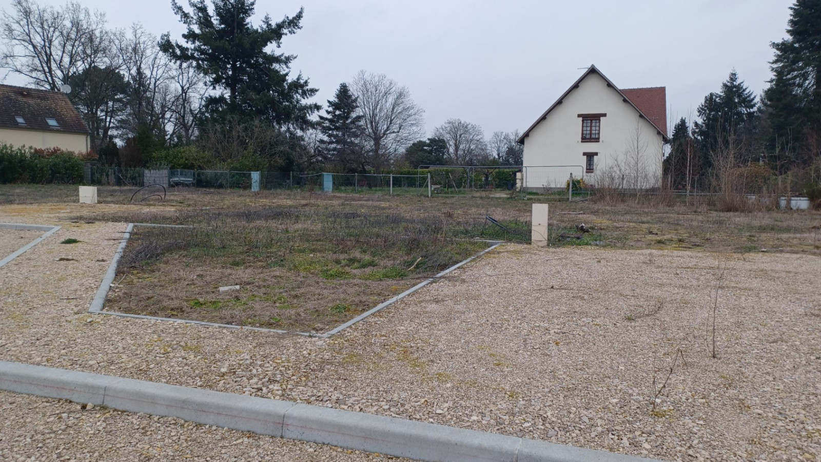 Terrain constructible de 505m2 à Traînou