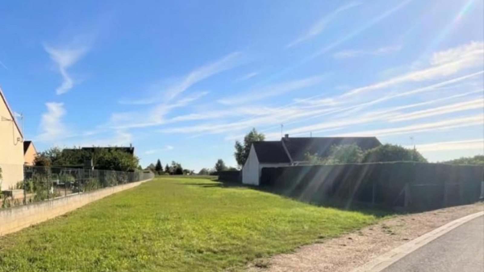 Terrain constructible de 1350m2 à Cour-sur-Loire