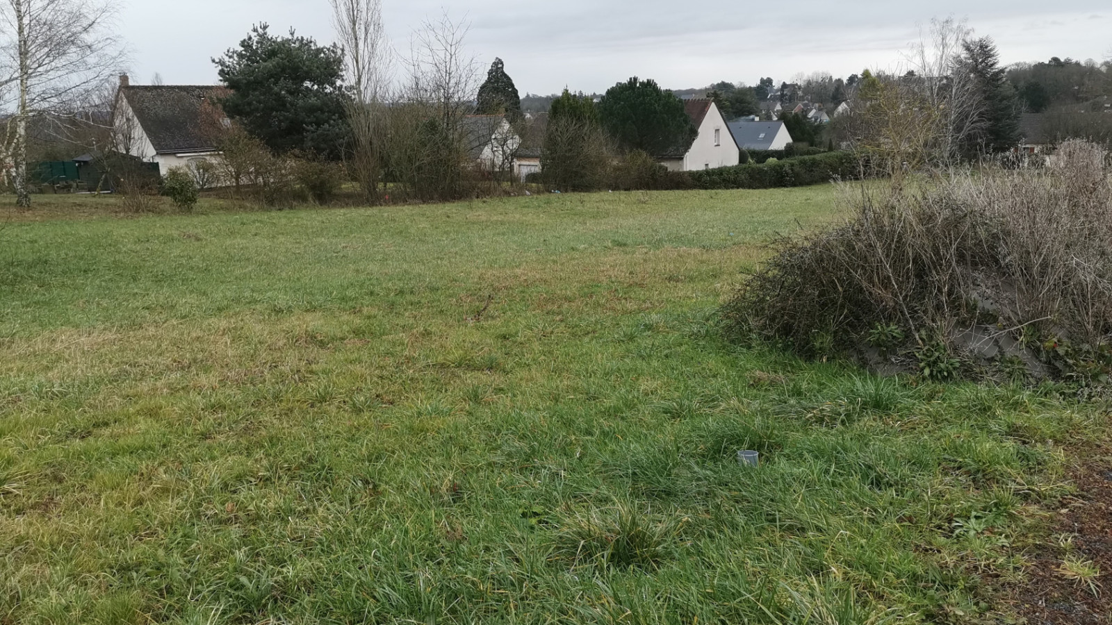 Terrain constructible de 591m2 à Azay-sur-Cher