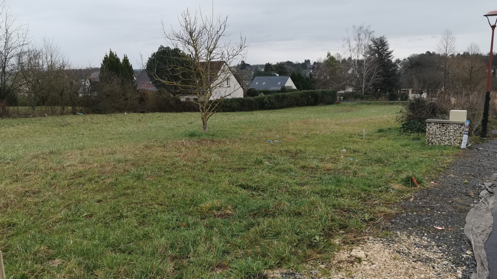 Terrain constructible de 581m2 à Azay-sur-Cher