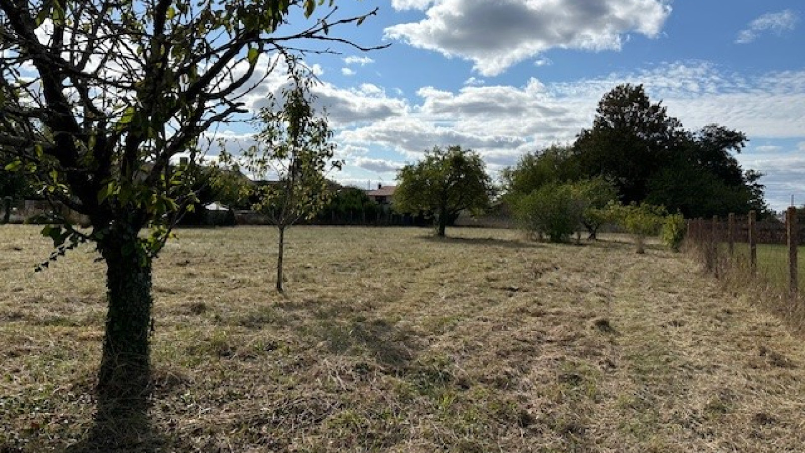 Terrain constructible de 656m2 à Bignoux