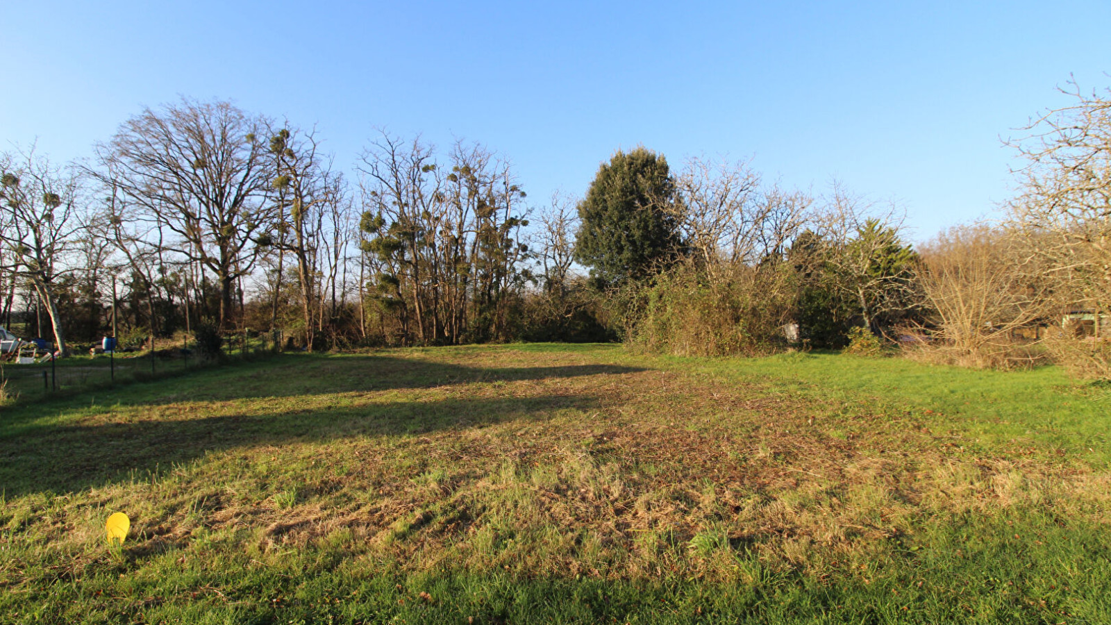 Terrain constructible de 1041m2 à Monteaux