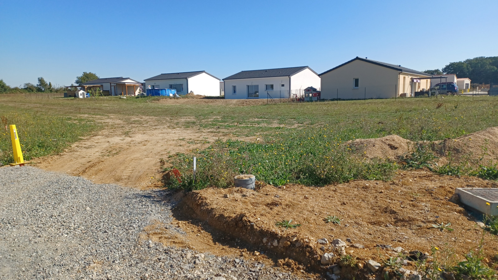 Terrain constructible de 690m2 à Jaunay-Marigny