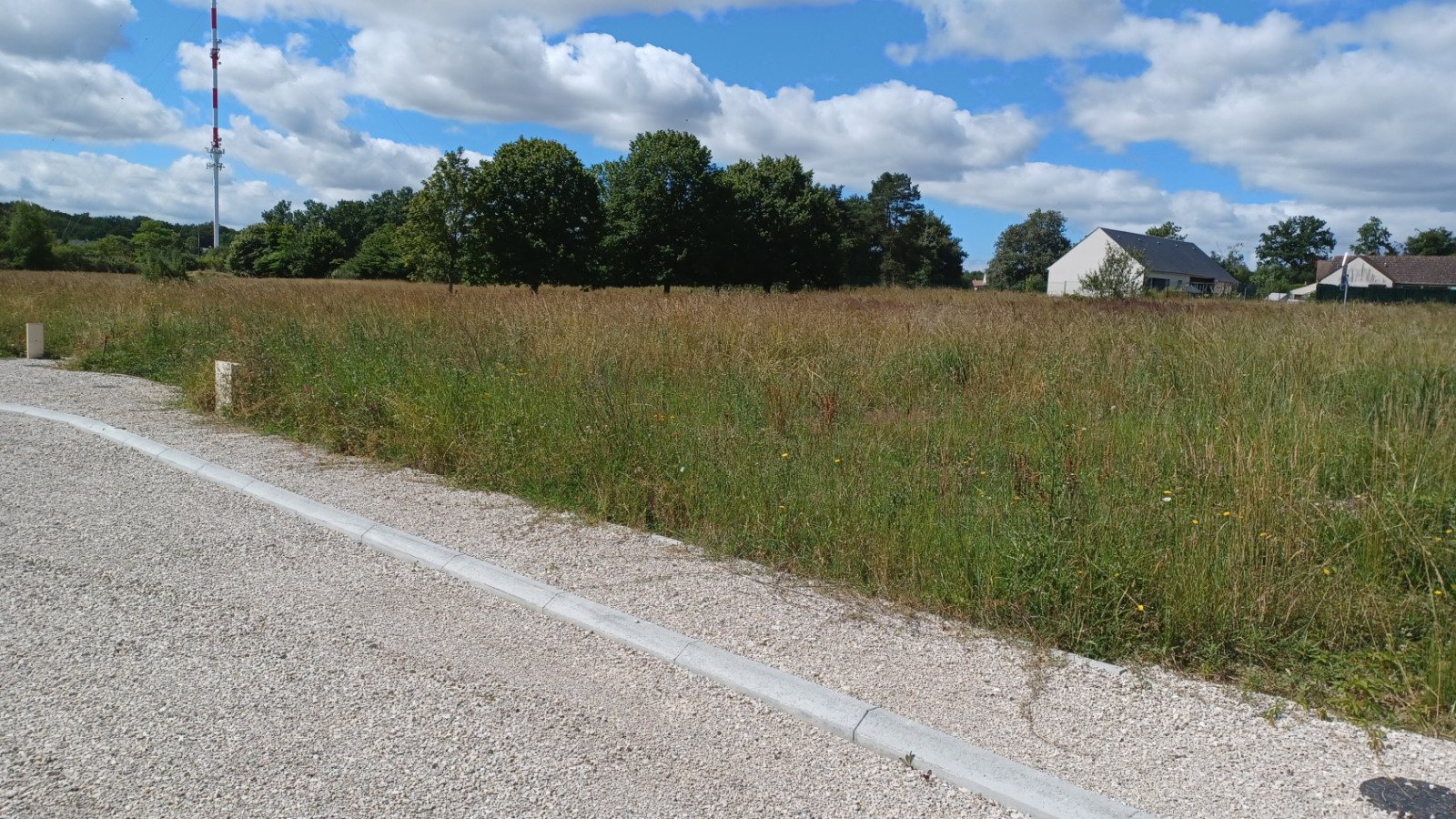 Terrain constructible de 563m2 à Mézières-lez-Cléry