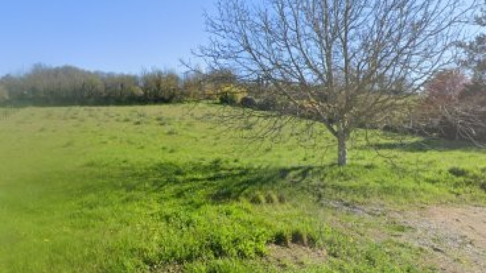Terrain constructible de 1011m2 à Orches