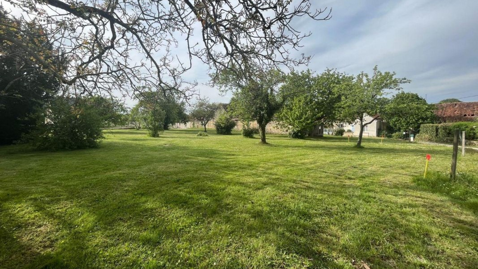 Terrain constructible de 1283m2 à Saint-Georges-sur-Cher