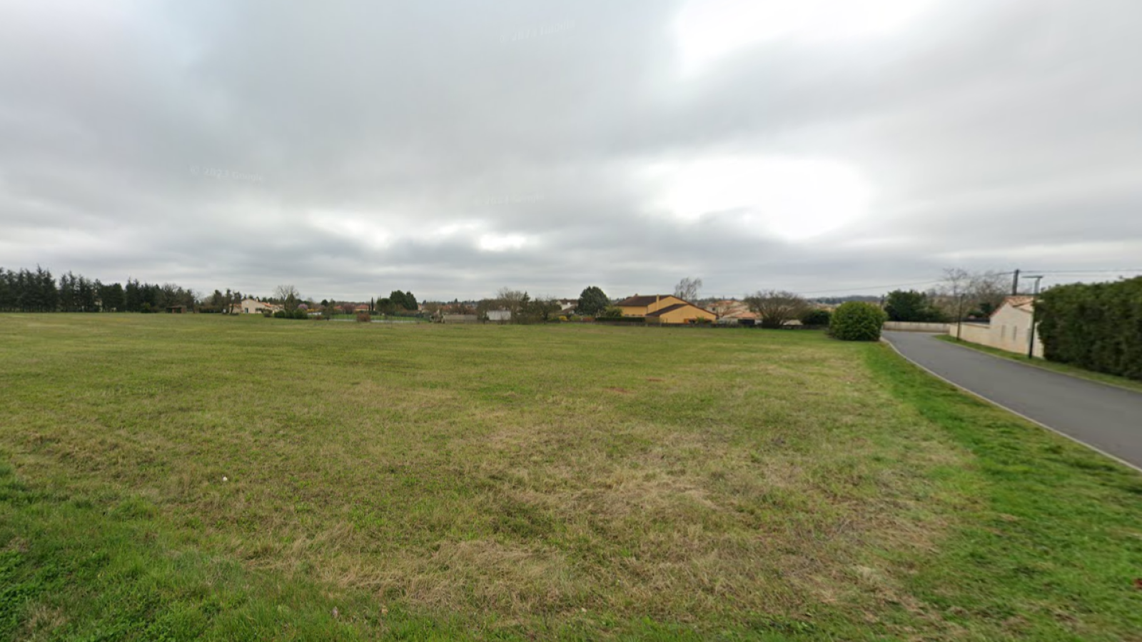 Terrain constructible de 597m2 à Chasseneuil-du-Poitou
