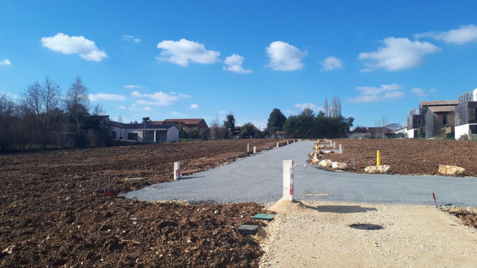 Terrain constructible de 685m2 à Saint-Julien-l'Ars