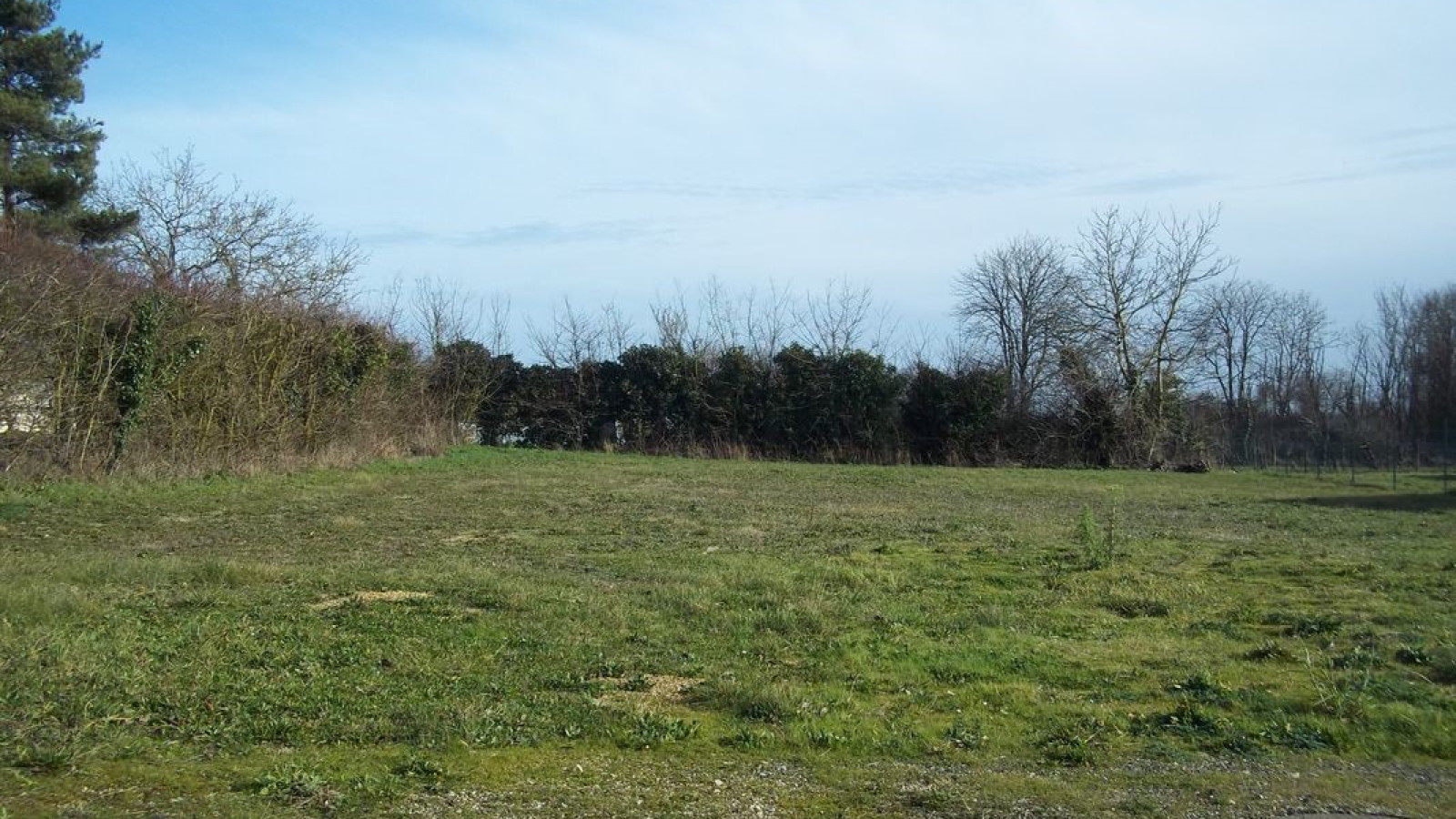 Terrain constructible de 425m2 à Iteuil