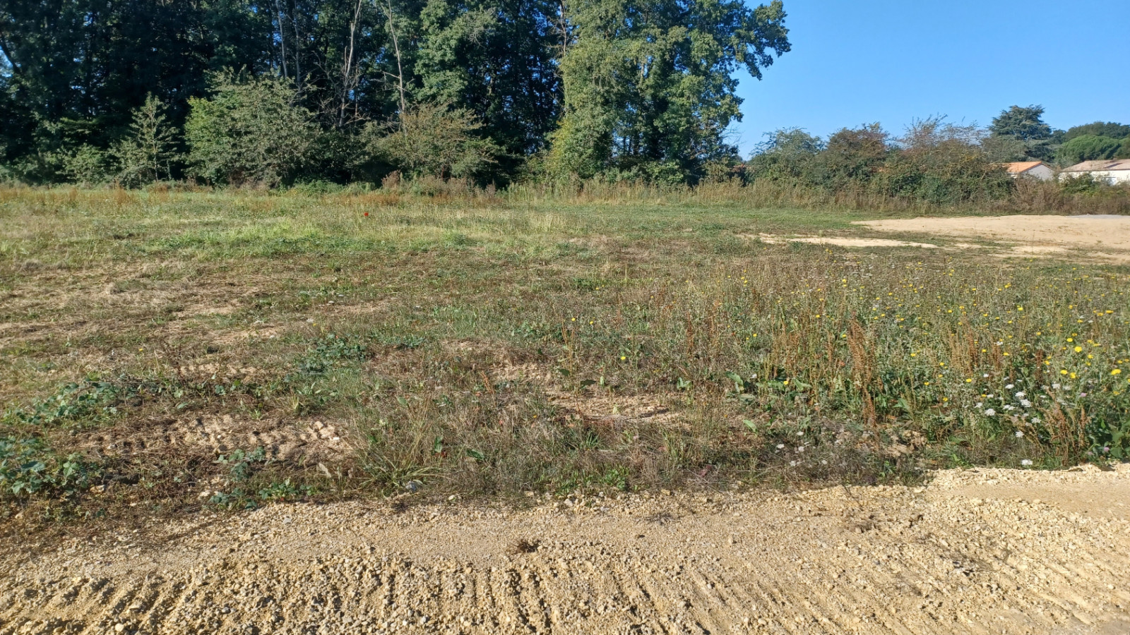 Terrain constructible de 425m2 à Iteuil