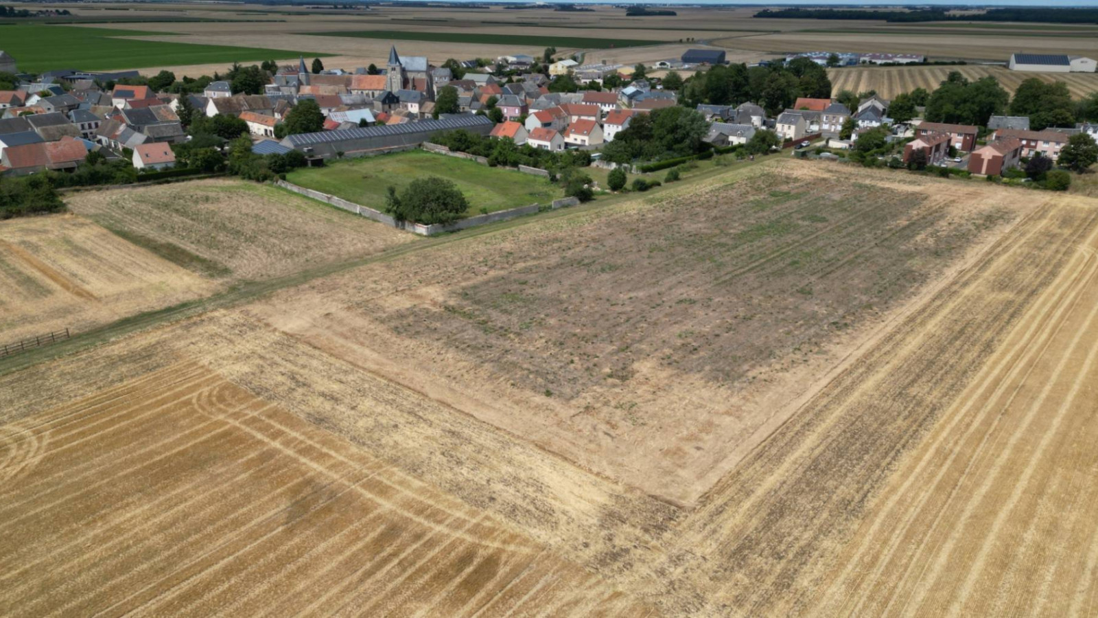 Terrain constructible de 571m2 à Ouarville