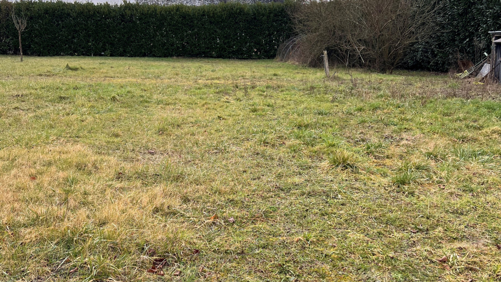 Terrain constructible de 1220m2 à Hommes