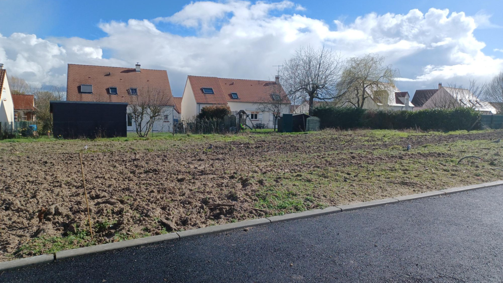 Terrain constructible de 453m2 à Mézières-lez-Cléry