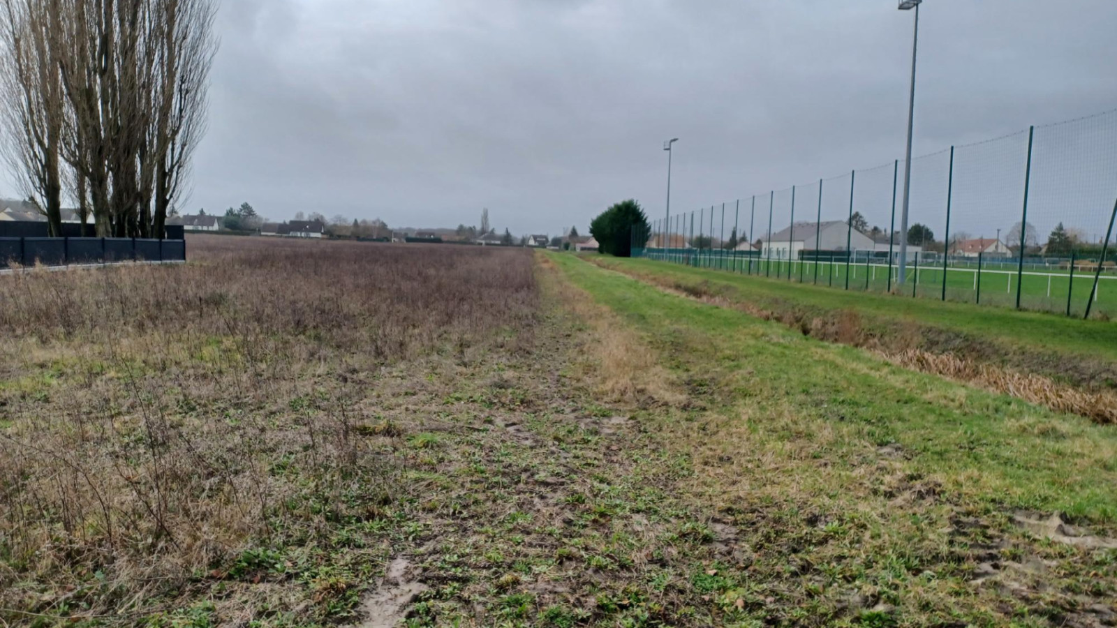 Terrain constructible de 790m2 à Traînou