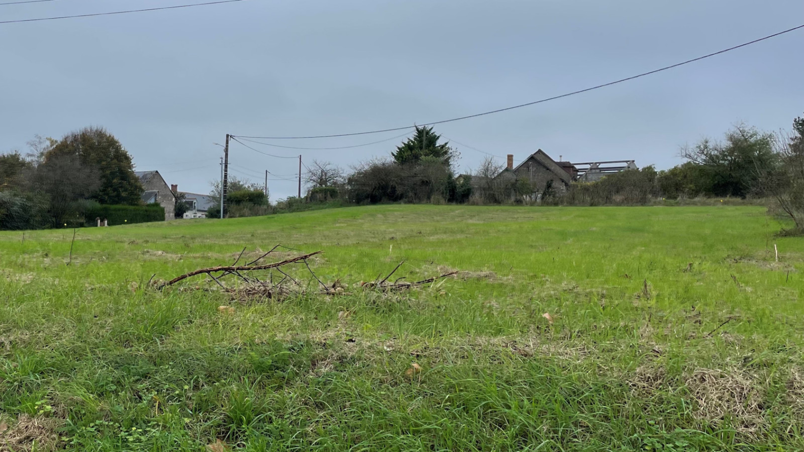 Terrain constructible de 1180m2 à Vallières-les-Grandes
