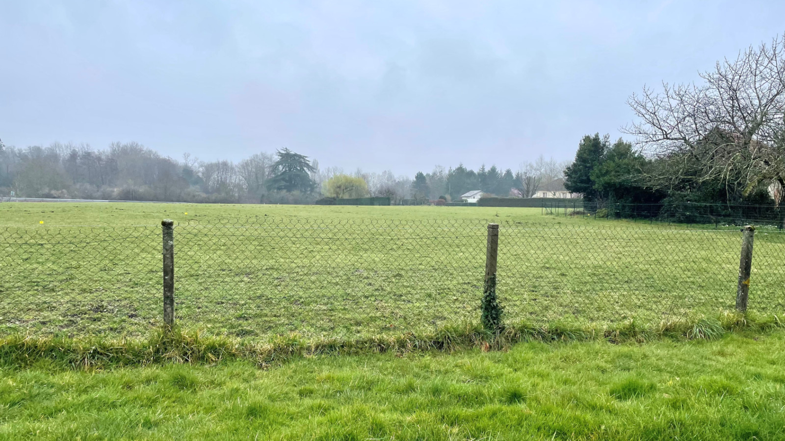 Terrain constructible de 632m2 à Cour-Cheverny