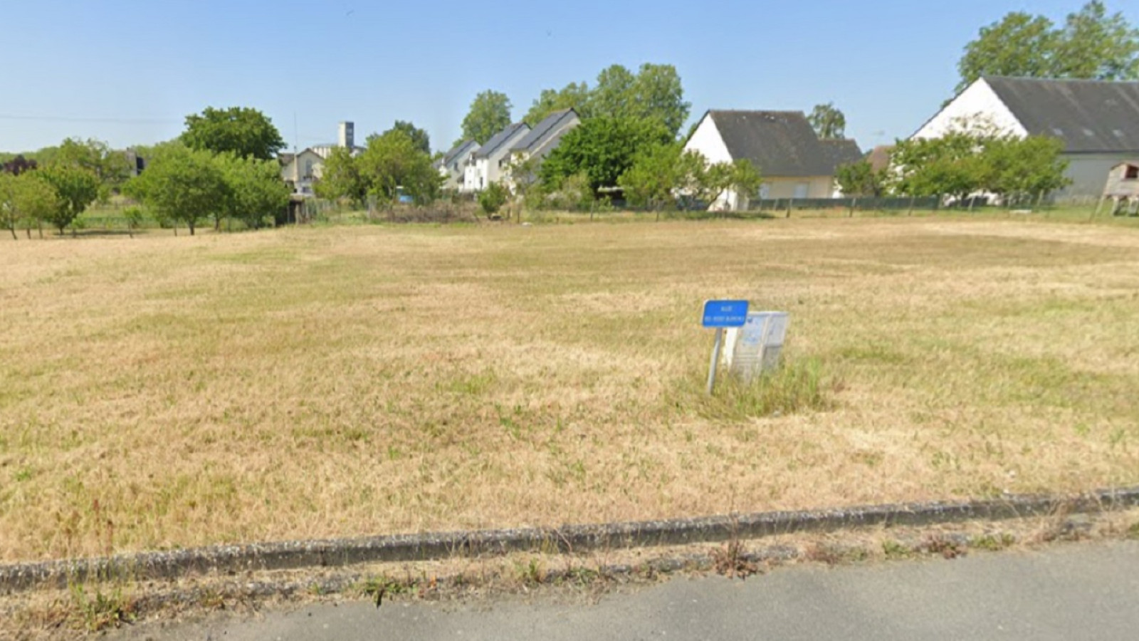 Terrain constructible de 712m2 à La Celle-Saint-Avant