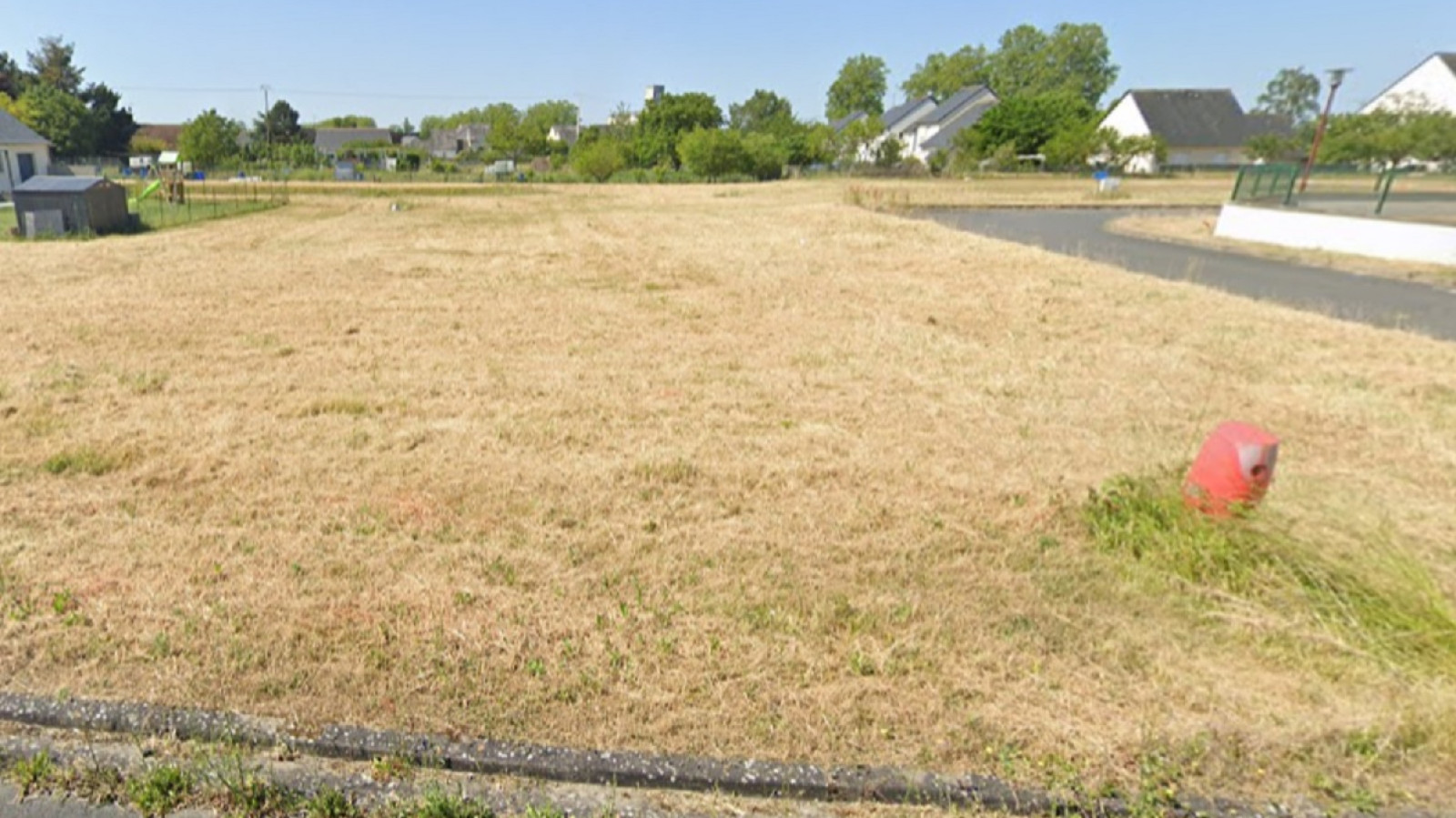 Terrain constructible de 616m2 à La Celle-Saint-Avant