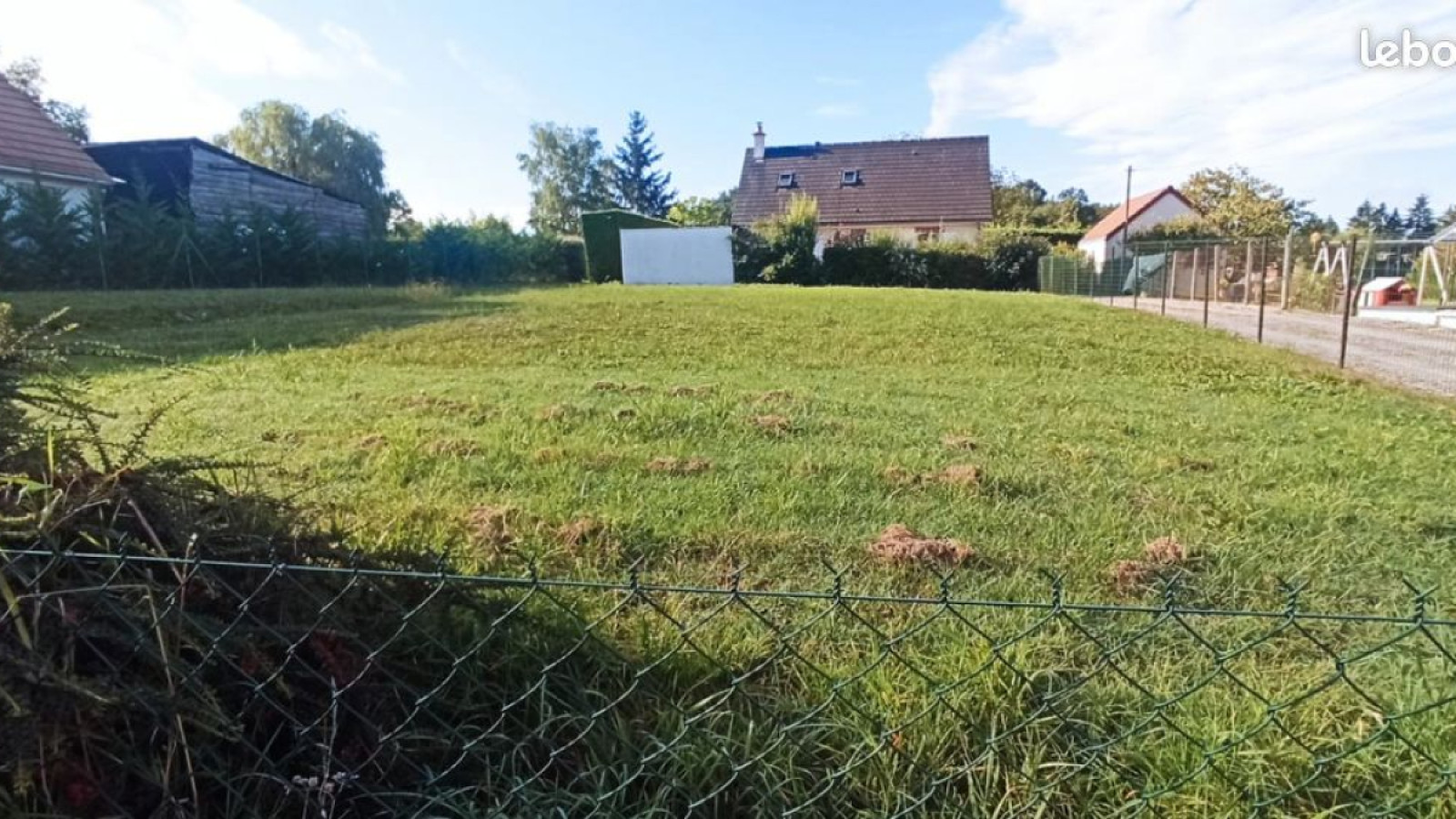 Terrain constructible de 1050m2 à Thésée