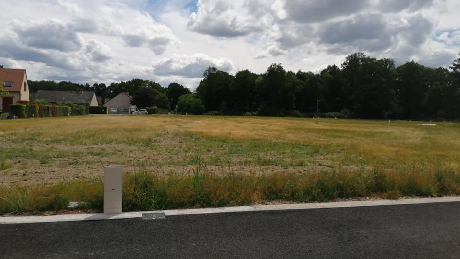 Terrain constructible de 709m2 à Marigny-les-Usages