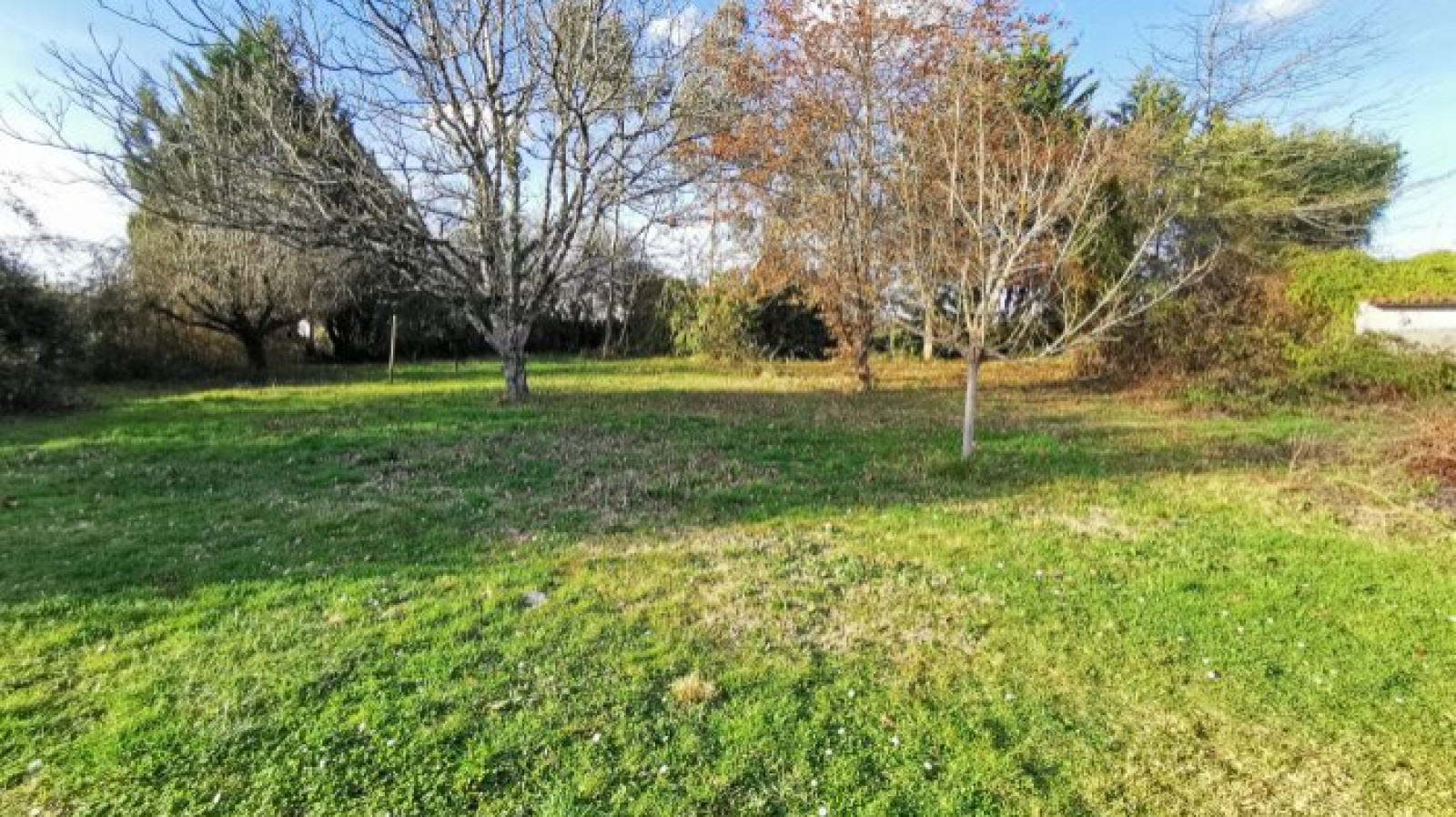 Terrain constructible de 413m2 à Iteuil