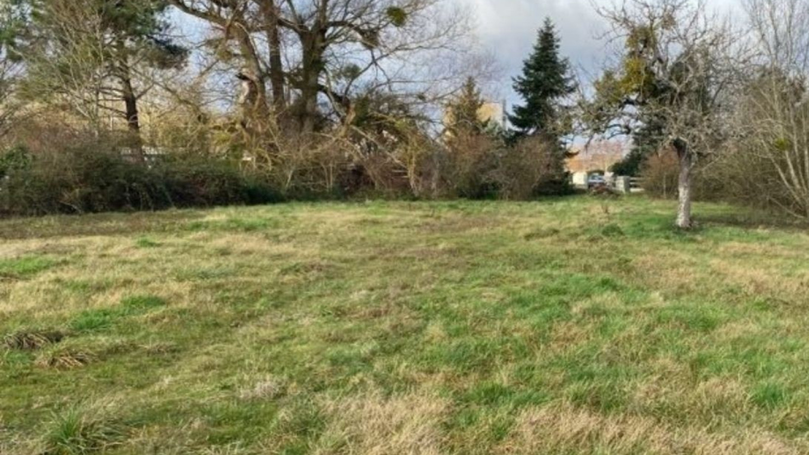 Terrain constructible de 1100m2 à Courtempierre