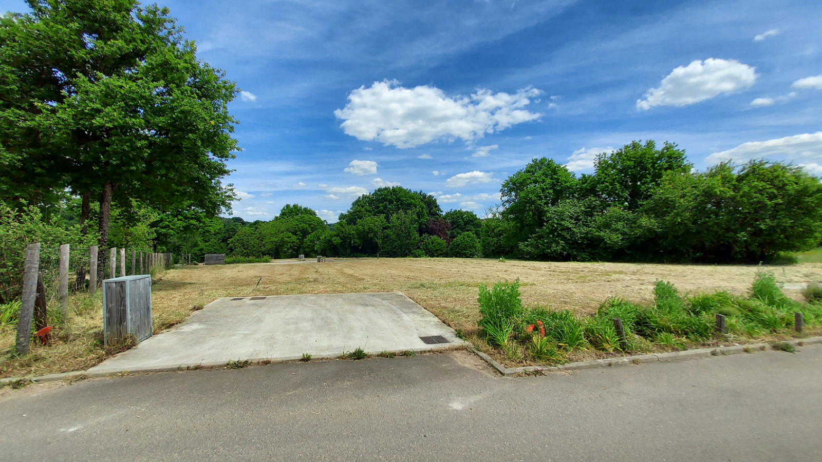 Terrain constructible de 451m2 à Valencisse