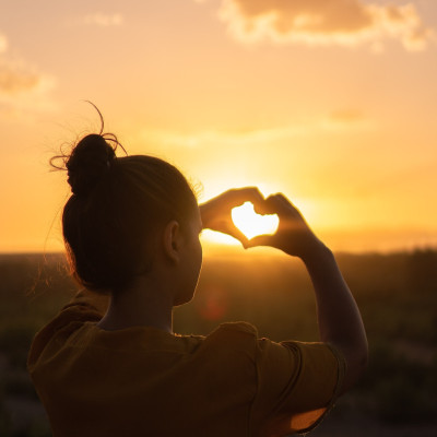 Utiliser l'énergie solaire pour produire l'eau chaude de la maison : Une idée lumineuse !