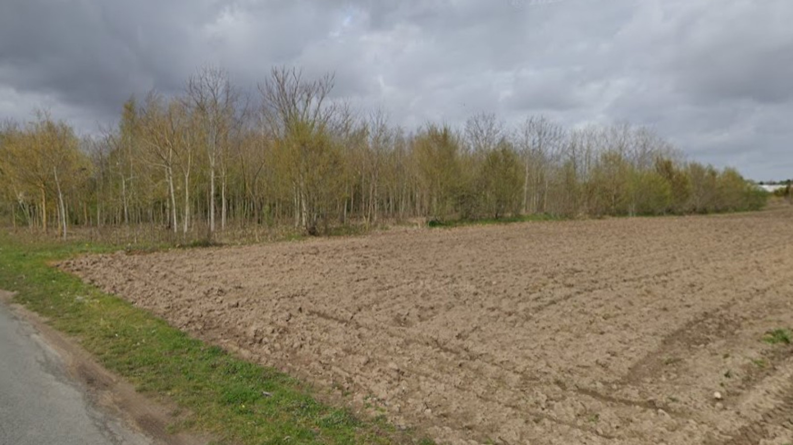 Terrain constructible de 1200m2 à Guilly