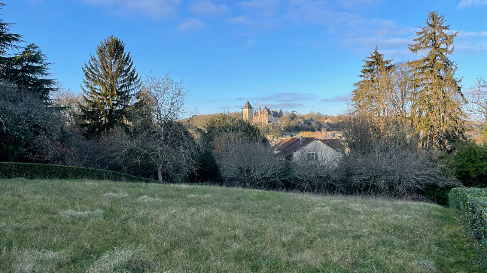 Terrain constructible de 341m2 à Fontaine-le-Comte