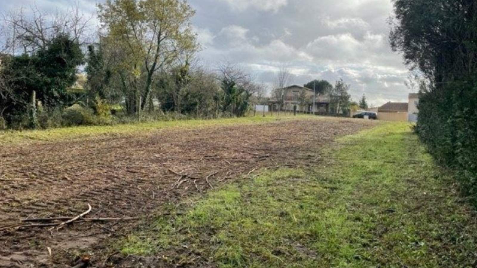 Terrain constructible de 1150m2 à Bonnes