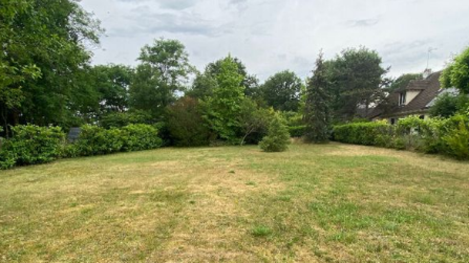 Terrain constructible de 400m2 à Saint-Péravy-la-Colombe